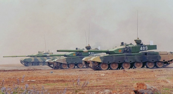 Tuy nhiên, sự việc tiến triển không theo hướng Trung Quốc mong muốn, và đến năm 1981, dự án tốn kém tiền của kia đã bị dừng lại và Trung Quốc buộc phải bằng lòng chọn loại xe tăng Type-88, vẫn dựa trên nguyên mẫu T-54 (có cải tiến sử dụng pháo 105 mm của phương Tây thay cho pháo gốc cỡ nòng 100 mm của T-54) vào làm loại xe tăng chủ lực của mình. ẢNH: Tăng Type-99 của Lục quân Trung Quốc
